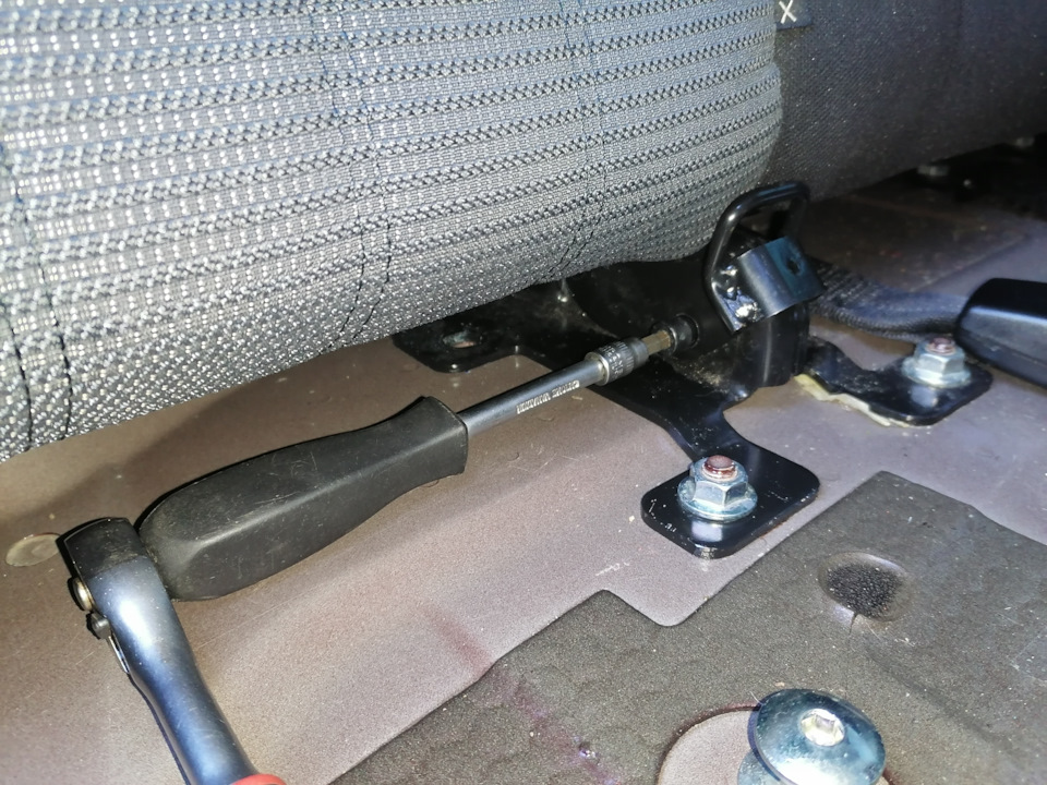 Дребезг спинки заднего сиденья — FIAT Linea, 1,4 л, 2011 года | своими ...