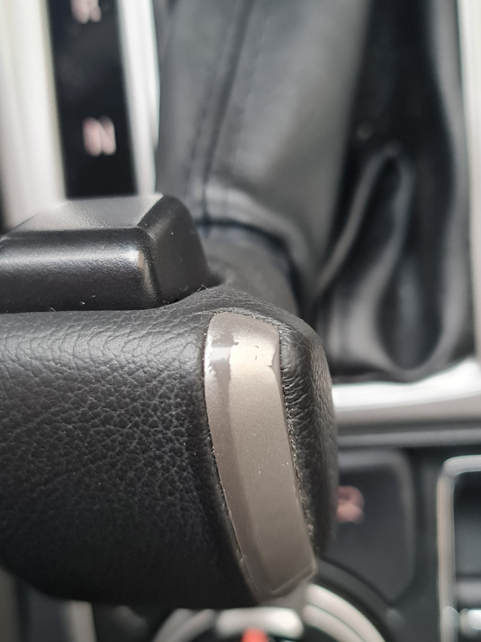 Облезает пластик на селекторе АКПП — Mitsubishi Pajero Sport (3G), 2,4 ...