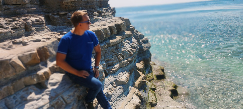 Ради таких видов и отличных фото стоило пройтись по склону скалы к этому пляжу. — Lada Vesta SW Cross (1G)