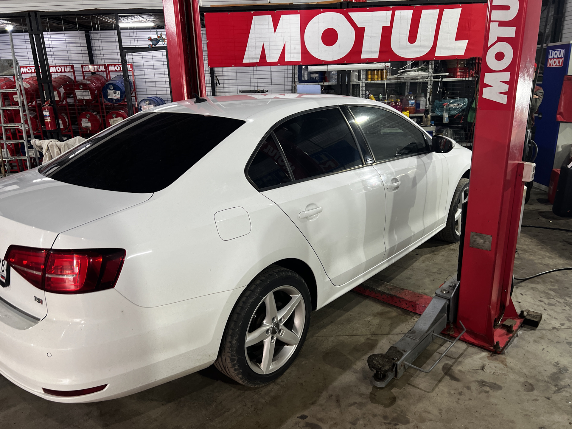 Джетта 2014 б6 салон. Jetta 6 1. Фольксваген джетта 1 4 122 л. 4 tsi. Преселективная коробка передач.