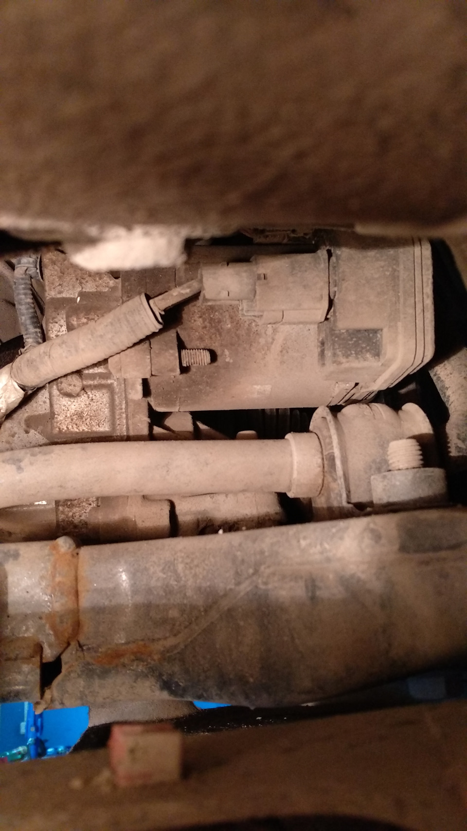 На всякий случай проверил состояние нижнего болта в ЭУР, все ОК — Ford Mondeo V