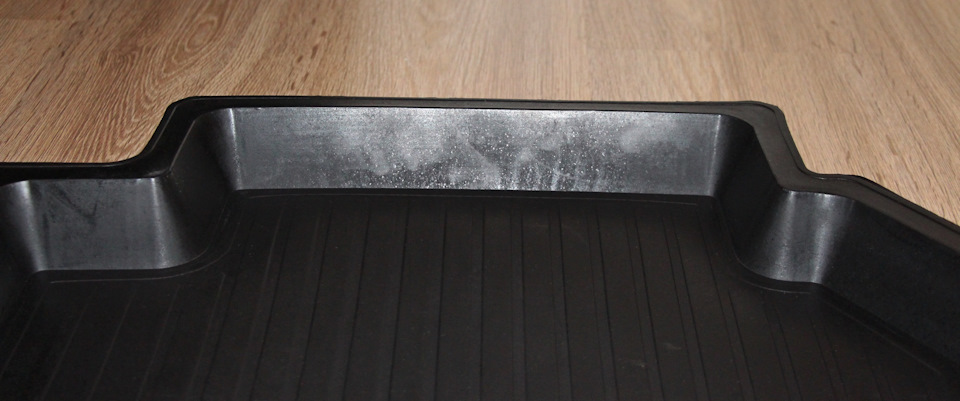 Именно так должен выглядеть бортик и на водительском коврике, но нет, там он достаточно длинный, чтобы не держать форму под 90 градусов — Hyundai Elantra (3G)