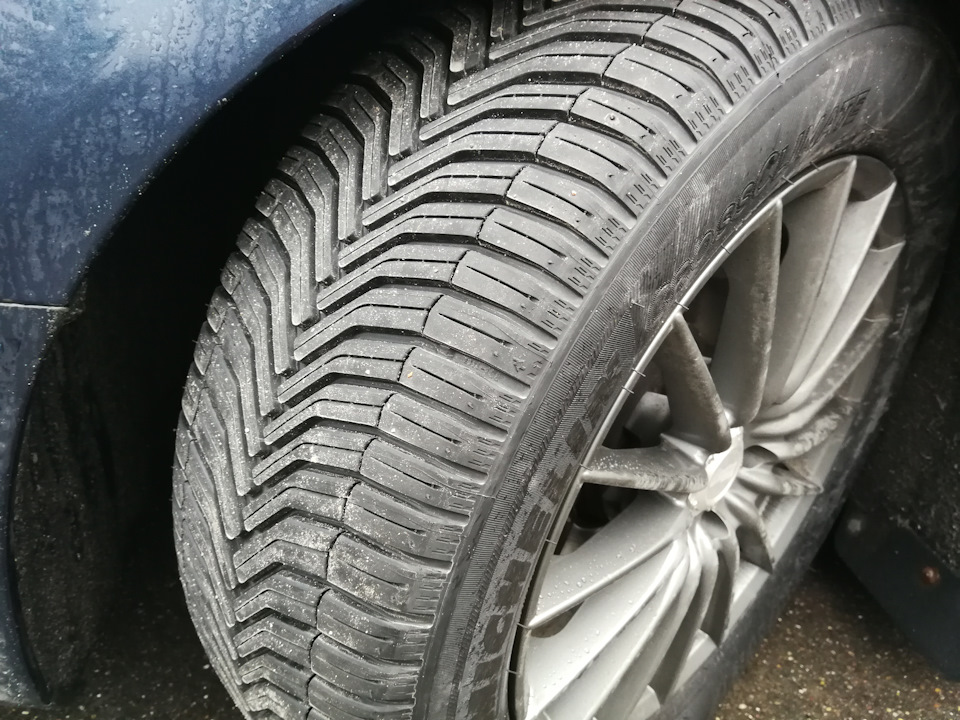 Michelin CrossClimate + 225/55 R17 — Citroen C5 (2G). Запчасти на фото: Michelin CrossClimate+