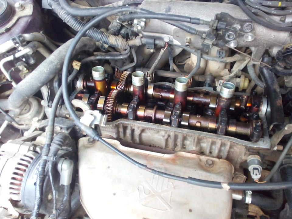 Замена прокладки крышки клапанов — Toyota Avensis I, 2 л, 2000 года ...