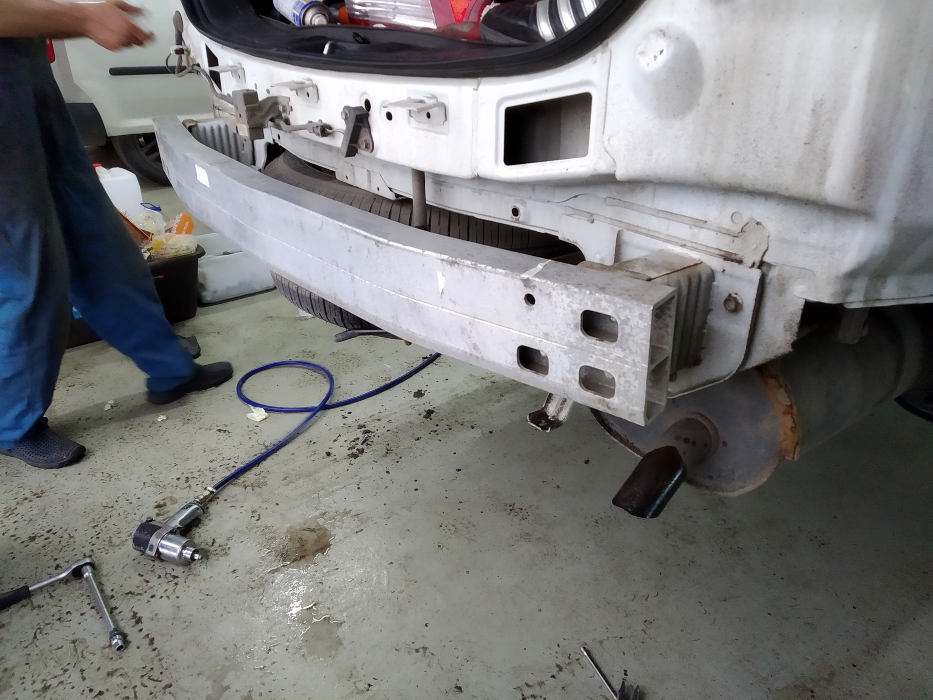 Снятие переднего бампера 2114. Установить бампер. Ваз 2114 без бампера. Установить бампер. Крепление переднего бампера ваз 2114.