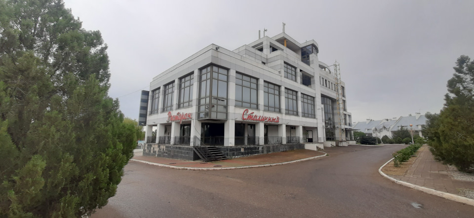 От популярного в своё время ресторана Столичный осталась лишь вывеска. — Jeep Cherokee (KL)