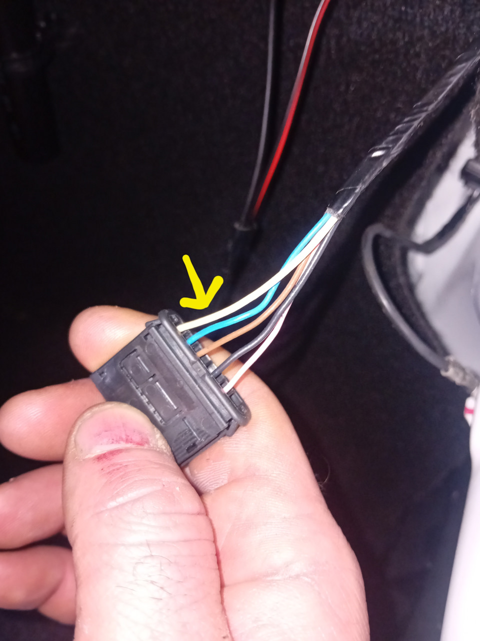 Запитываем плюс камеры к заднему ходу (правый фонарь, желтый провод) — Renault Logan Stepway