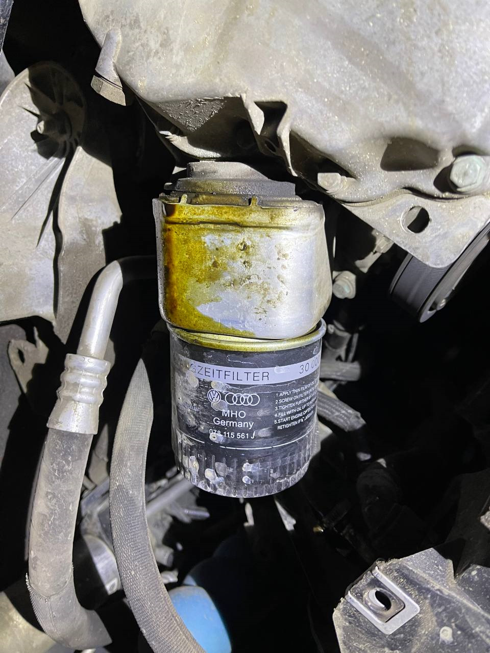 После снятия защиты, обратил внимание, что старый оригинальный масляный фильтр немного подтекал… — Audi A6 (C6)