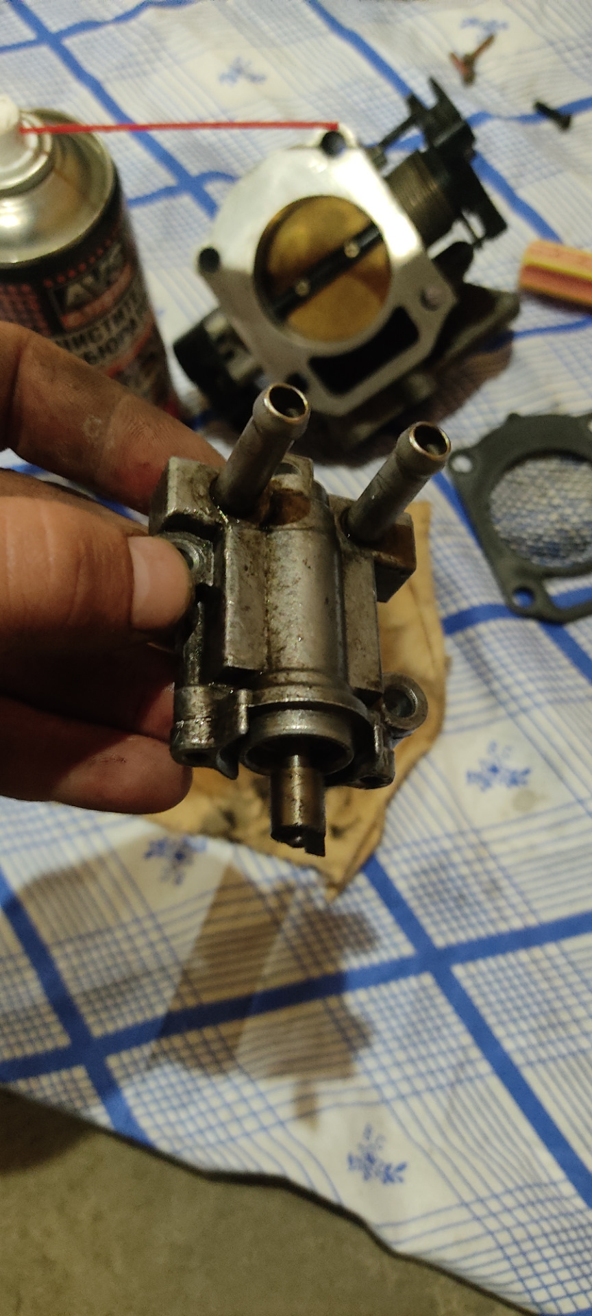 Чистка дроссельной заслонки, регулятора холостого хода(плавают обороты ...