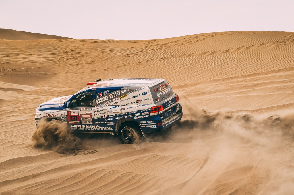 Техничка машина. Dakar Mercedes техничка. Техничка МАЗ Дакар. Гоночная техничка. Rally Dakar BMW x5.