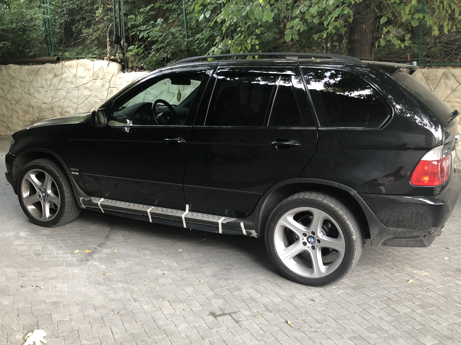 Алюминиевые пороги е53. Пороги для BMW x5 e53. Пороги БМВ х5 е53. Черные пороги БМВ х5 е53. Пороги BMW x5 2004.