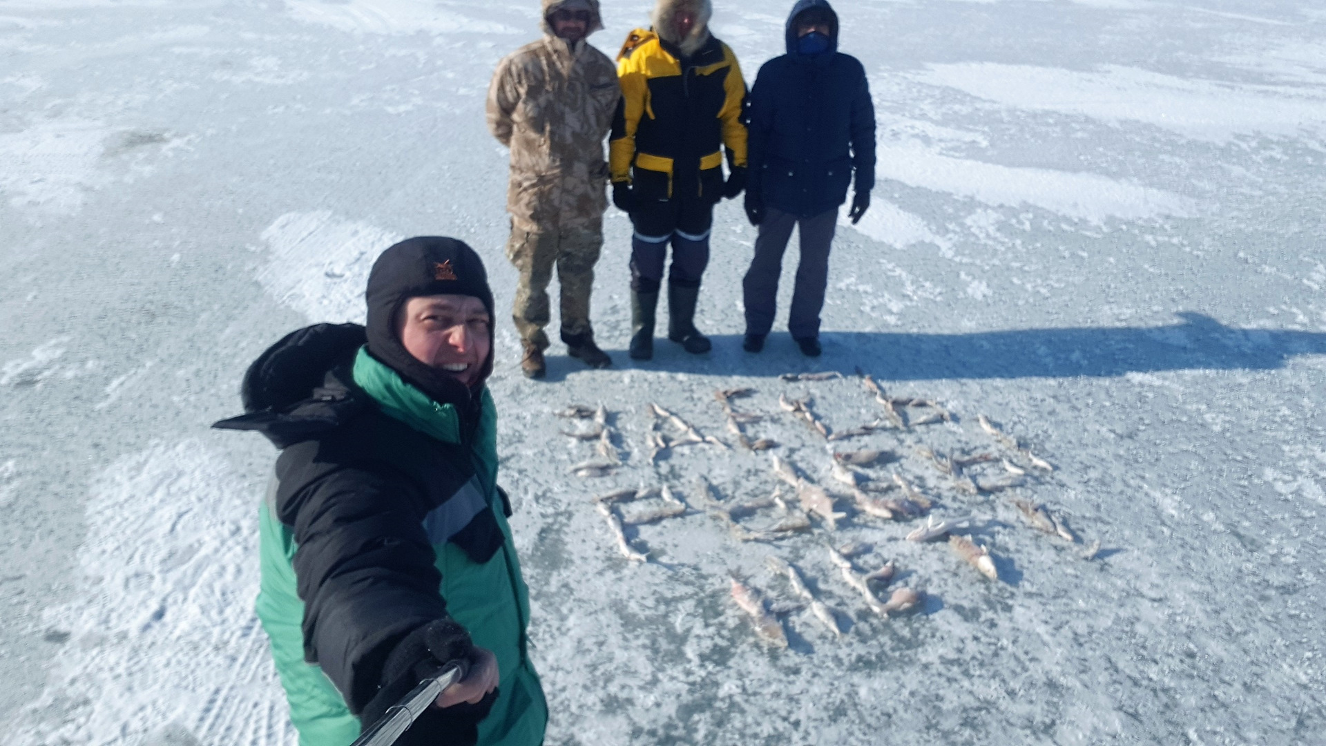 Погода в балхаше на 10 дней точная. Балхаш зимой. Рыбалка на Балхаше зимой. Зимняя рыбалка на озере Балхаш. Балхаш зима рыбаки.