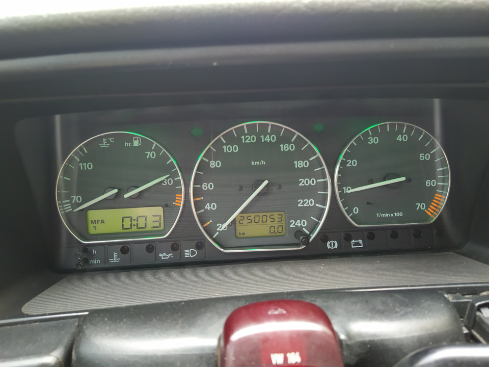 Вот показание топлива, пробег и ДВС работает))) — Volkswagen Passat Variant (B4)