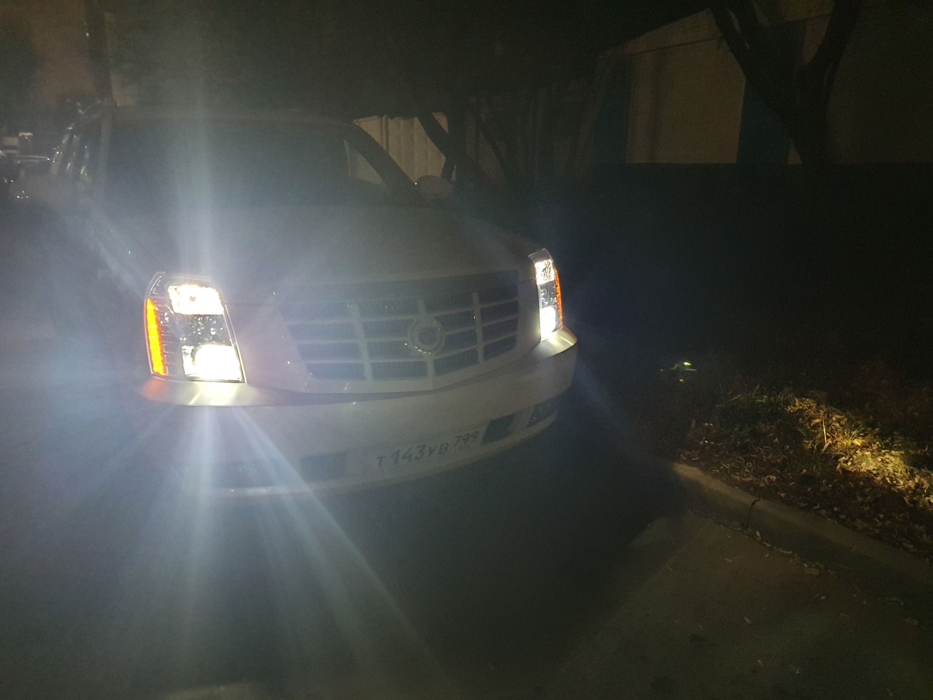 Лазерные линзы в фары Эскалейда. — Cadillac Escalade (3G), 6,2 л, 2011 ...