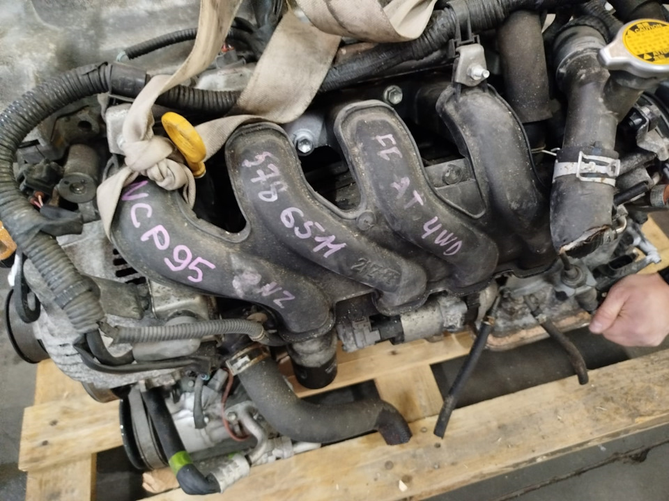 Фото 10. Механики проверяют мотор перед установкой на предмет дефектов, смотрят комплектность, смотрят состояние и выносят вердикт – «Вы купили отличный мотор! Всё целенькое! Оооо, он ещё и от вица как у Вас! Поздравляем!» — Toyota Vitz (90)