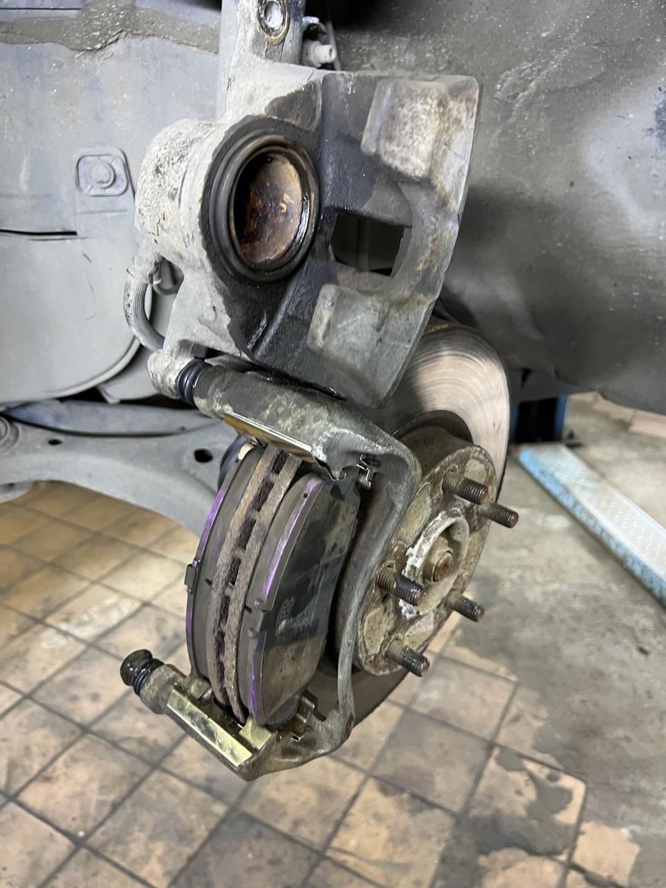 Замена ремкомплекта переднего суппорта — Honda Civic 4D (9G), 1,8 л ...