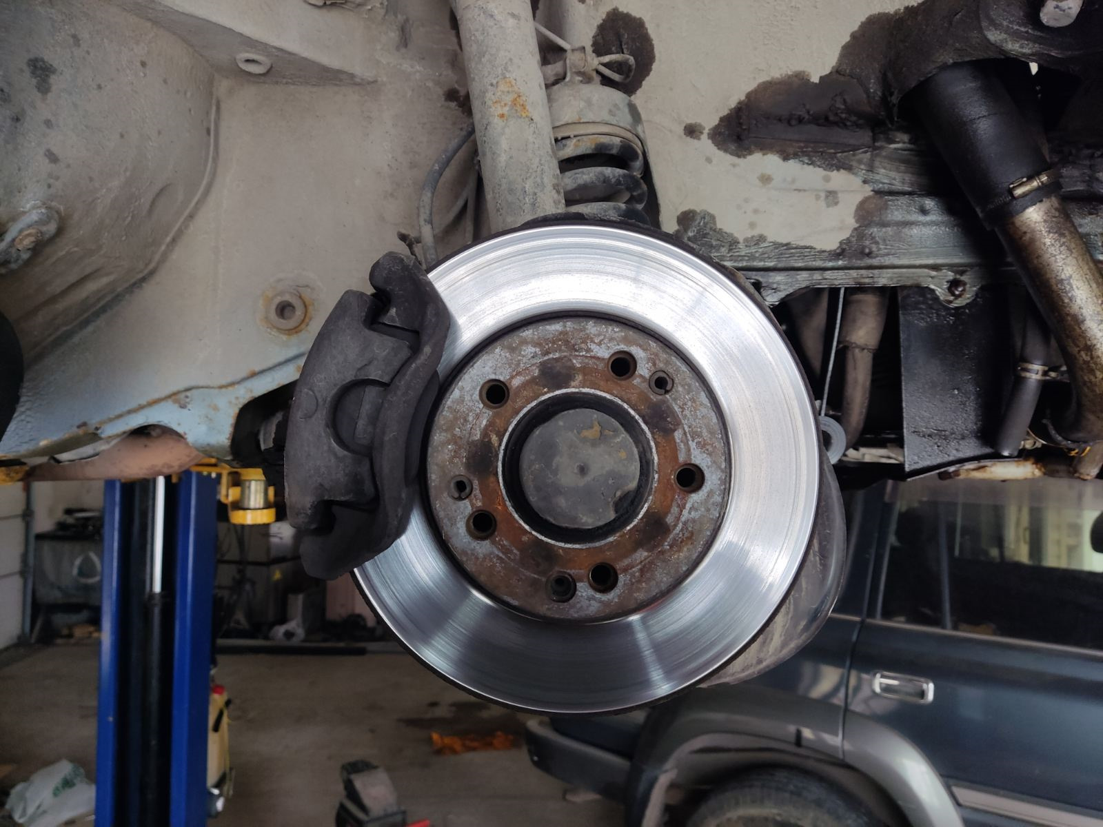 023 установка 4х поршневых суппортов передних тормозных механизмов ...