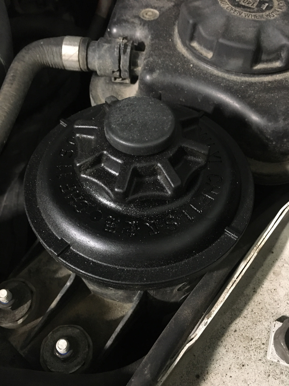 Замена уплотнительного кольца крышки бачка ГУР Х5 Е70 — BMW X5 (E70), 3 ...