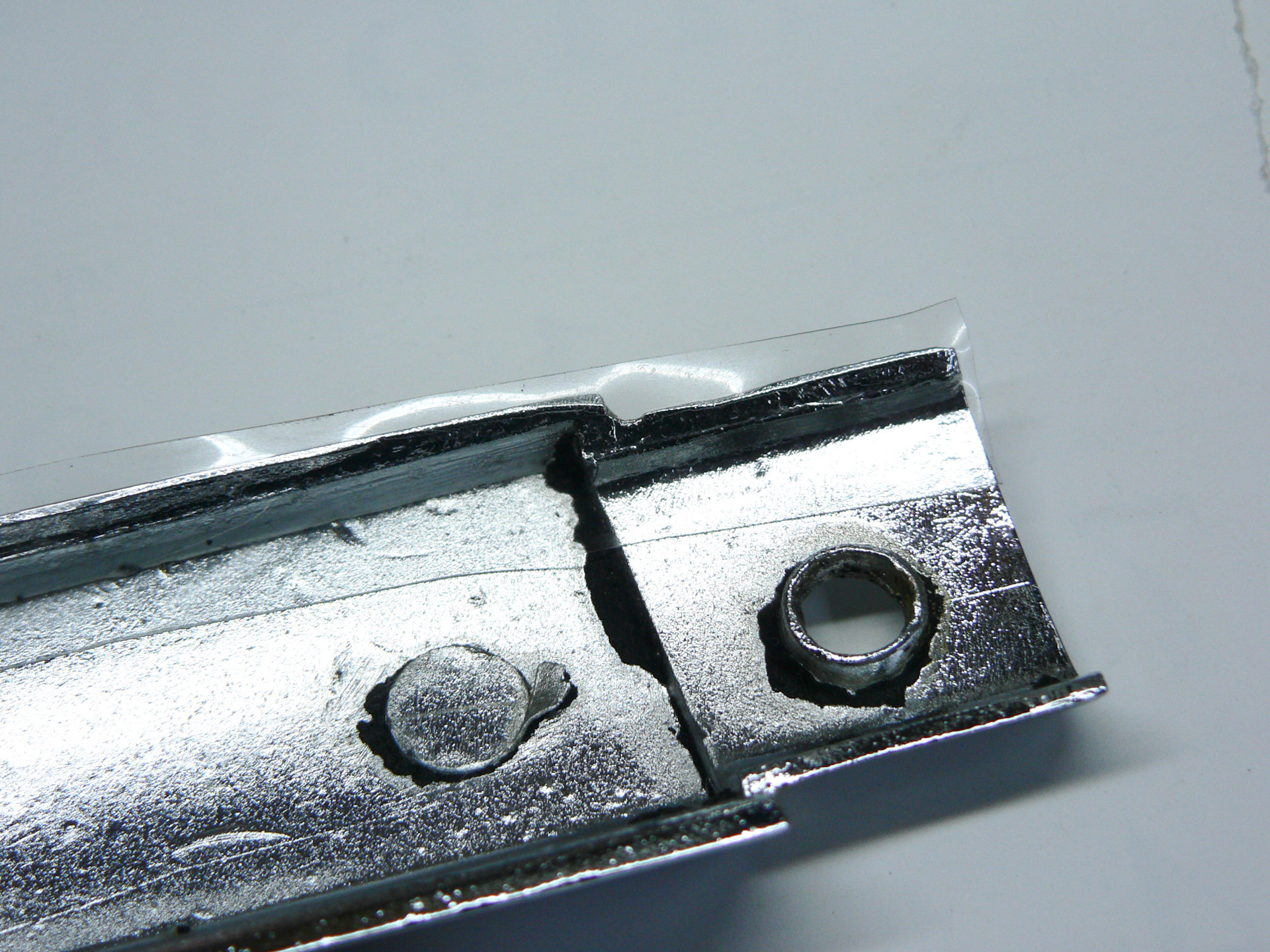 208. Установка подоконного хрома на бронепленку. — ГАЗ 21, 2,3 л, 1963 ...