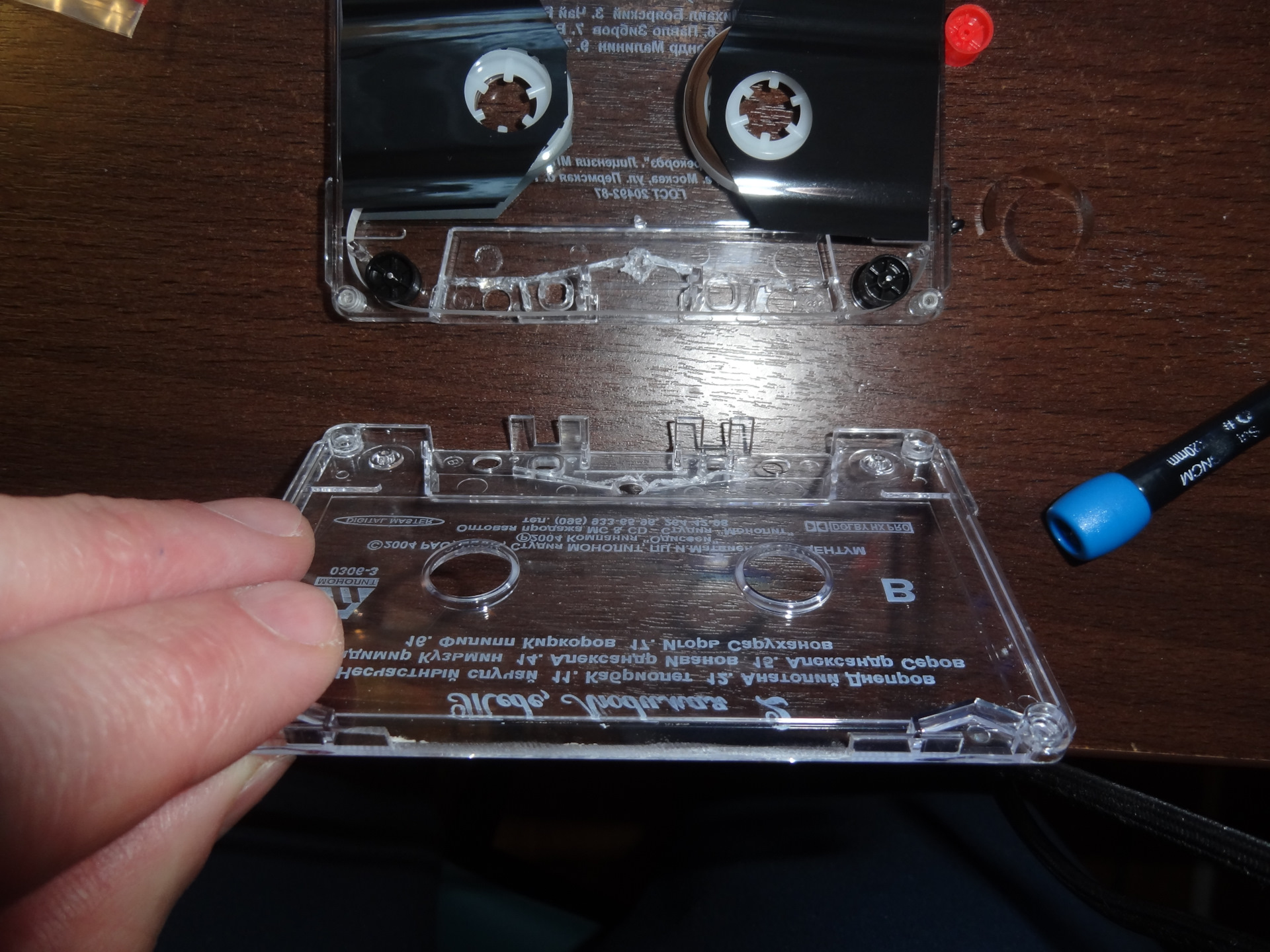 На каждой кассете. Динамометрическая кассета для магнитофона. Зеркальная кассета для магнитофона. Аудиокассеты для лентопротяжного механизма. Nakamichi зеркальная кассета.