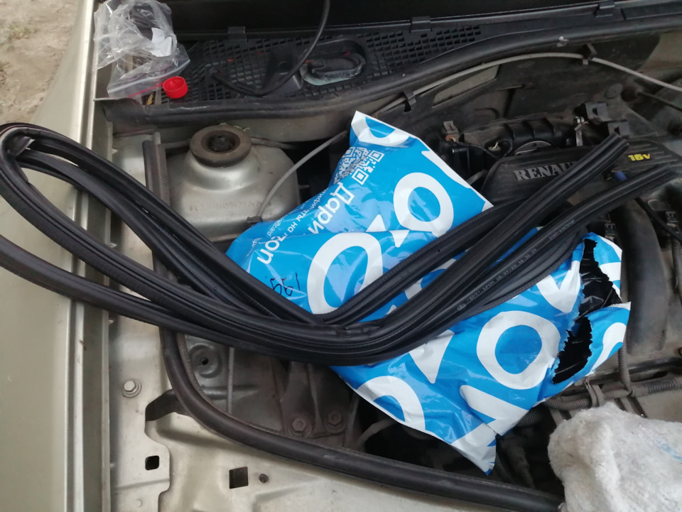 Установка уплотнителя под капот — Renault Duster (1G), 1,6 л, 2012 года ...