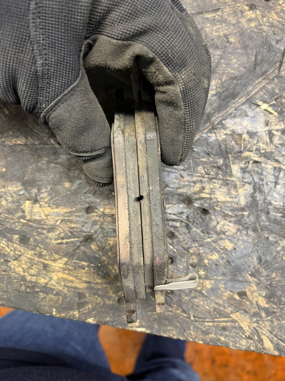 Левые колодки, слева внешняя и справа внутренняя — Chery Tiggo 8 Pro