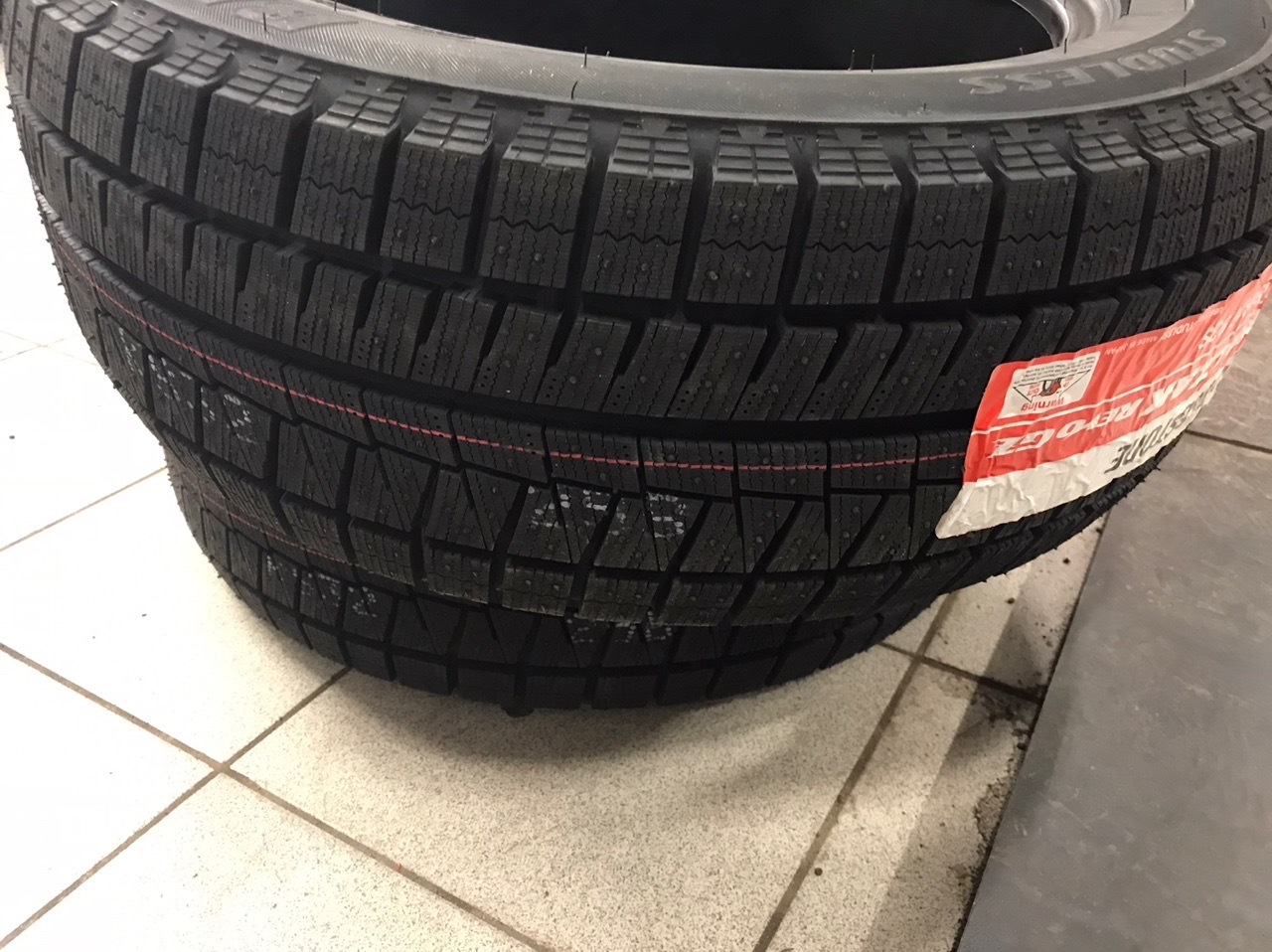 Bridgestone blizzak z3. Bridgestone Blizzak Revo GZ. Бриджстоун Рево GZ липучка. Bridgestone Blizzak VRX. Бриджстоун близак липучка.