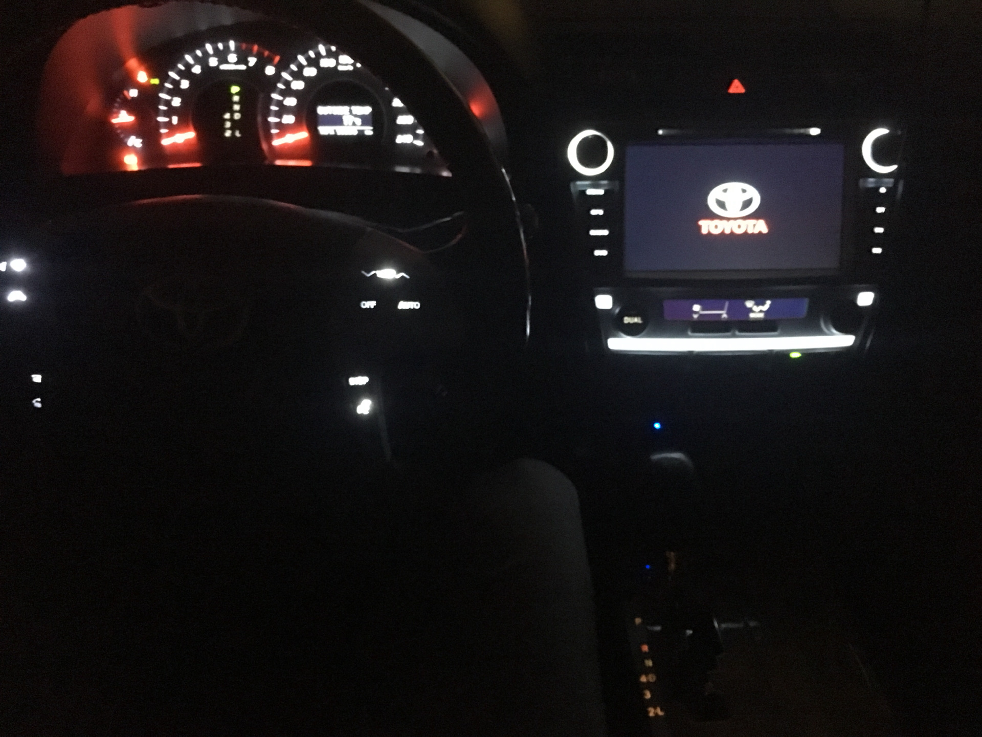 Пересвет кнопок руля тойота камри 40. Пересвет камри 40. Пересвет салона камри 50. Пересвет камри. Пересвет салона тойота камри 40.