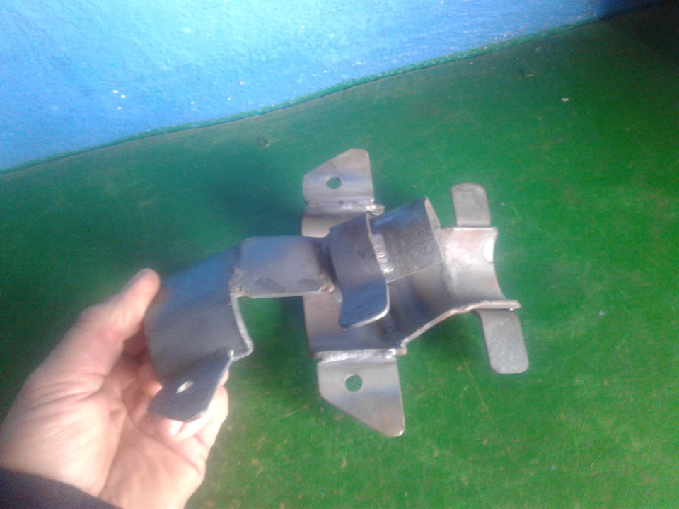 Дополнительный хомут на глушитель. — Renault Sandero Stepway (2G), 1,6 ...