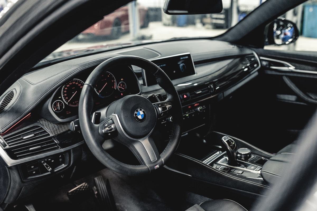 Бмв х6 2017 салон. Bmw x6 2022 салон. Салон f16. Салон f16. Bmw x6 f16 салон.