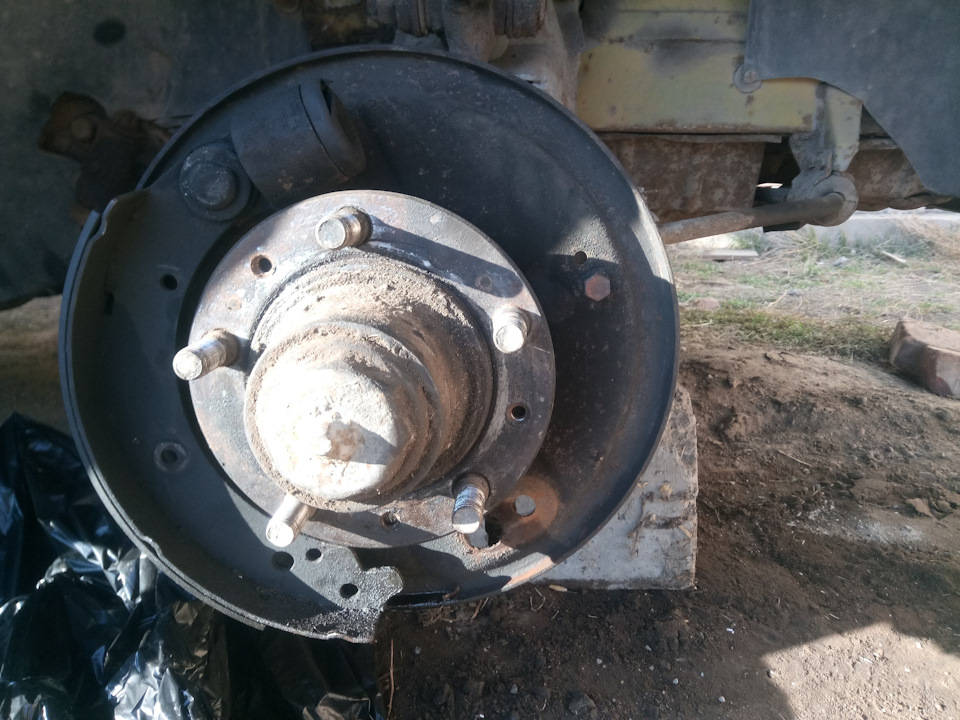 применив ключ для аммортизаторов удалось открутить первый цилиндр — ГАЗ 31029