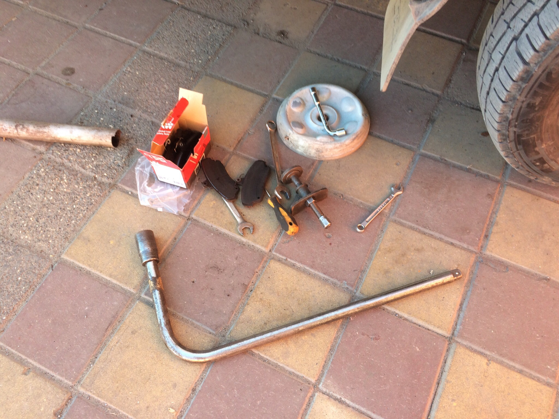 Замена передних тормозных колодок — ГАЗ Газель, 2,5 л, 2006 года ...