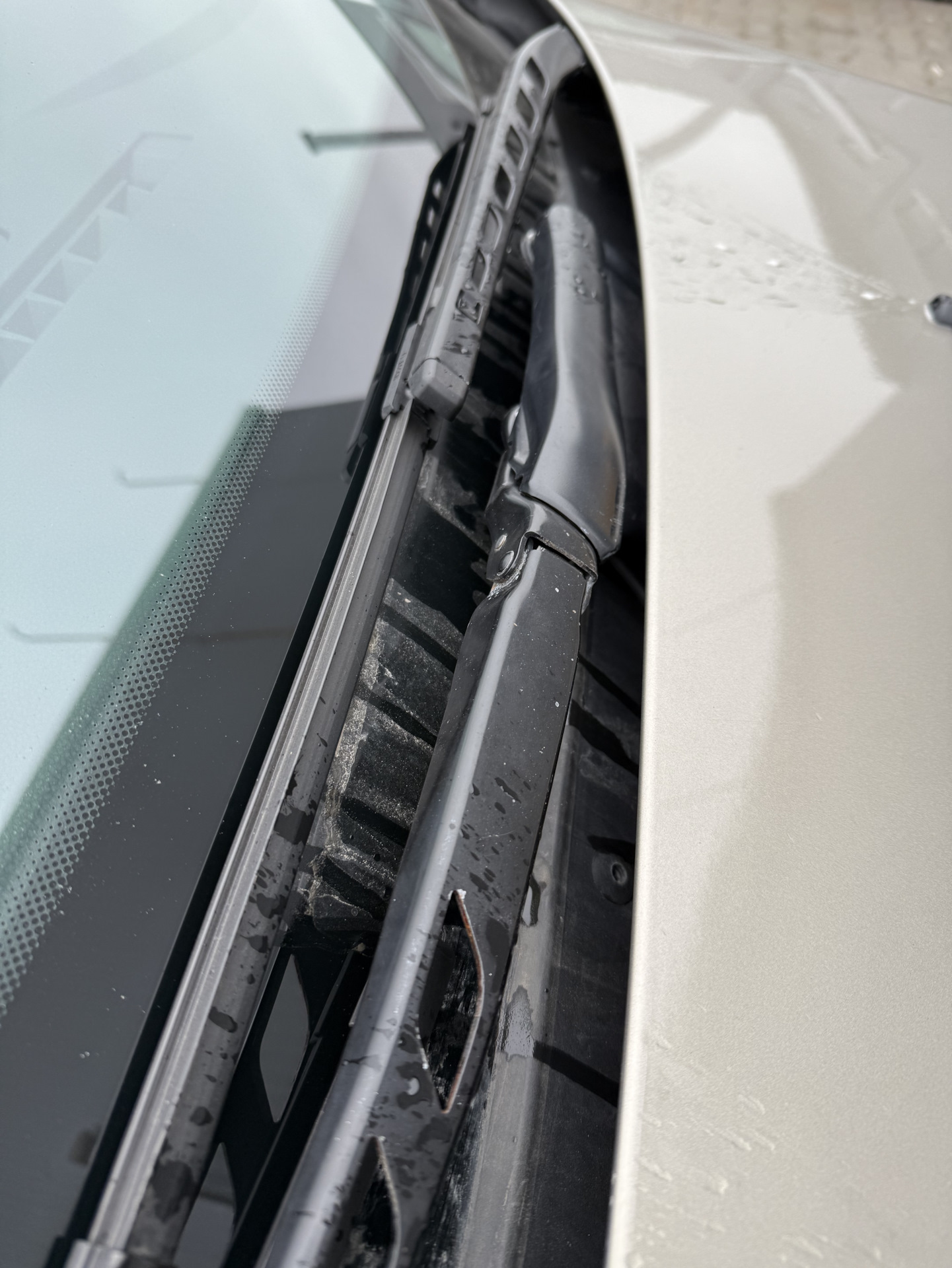 Правый поводок дворника — BMW 5 series (E60), 3 л, 2008 года | своими ...