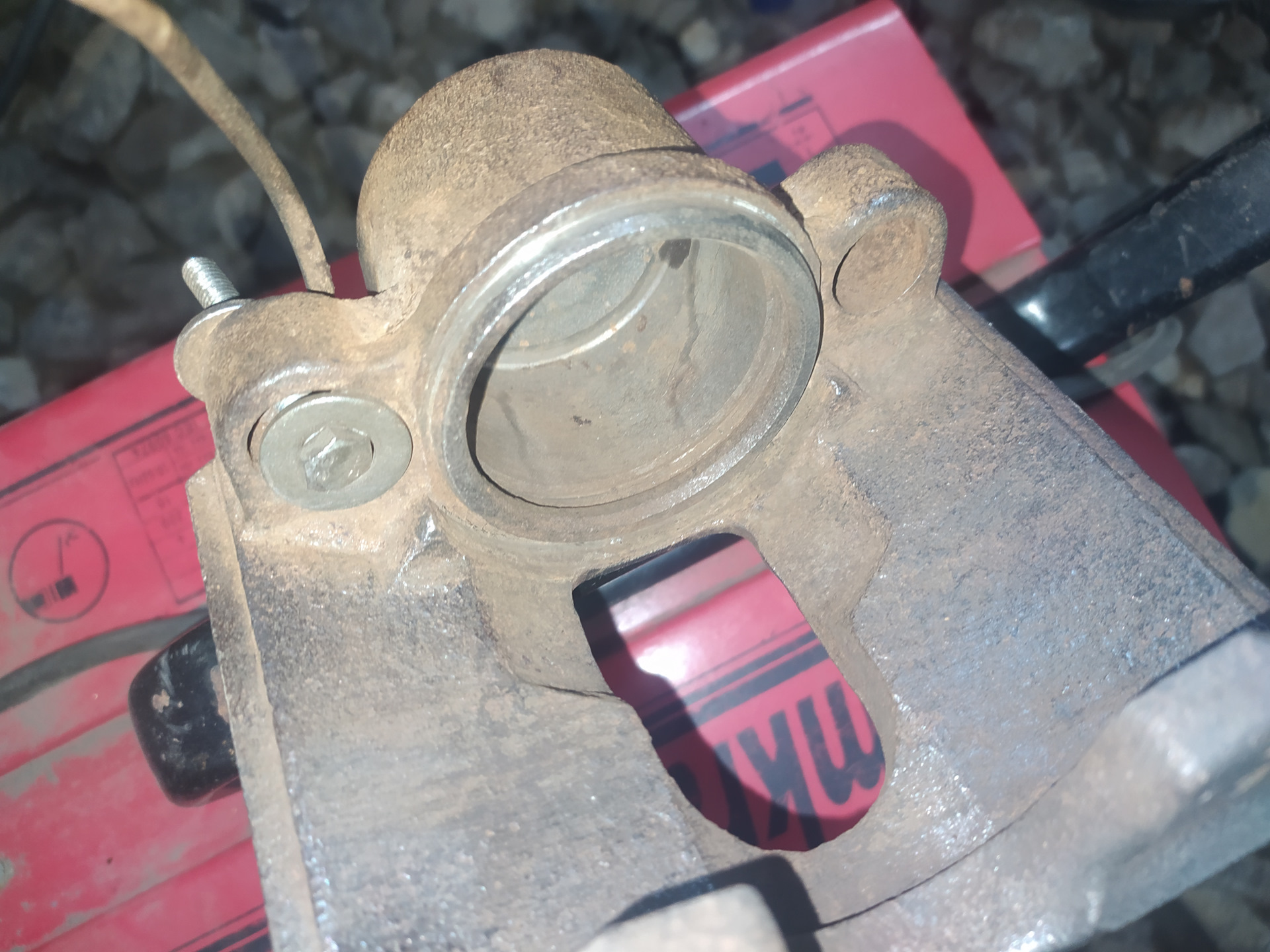 Электролиз тормозного суппорта. Замена поршня. — Ford Fusion, 1,4 л ...