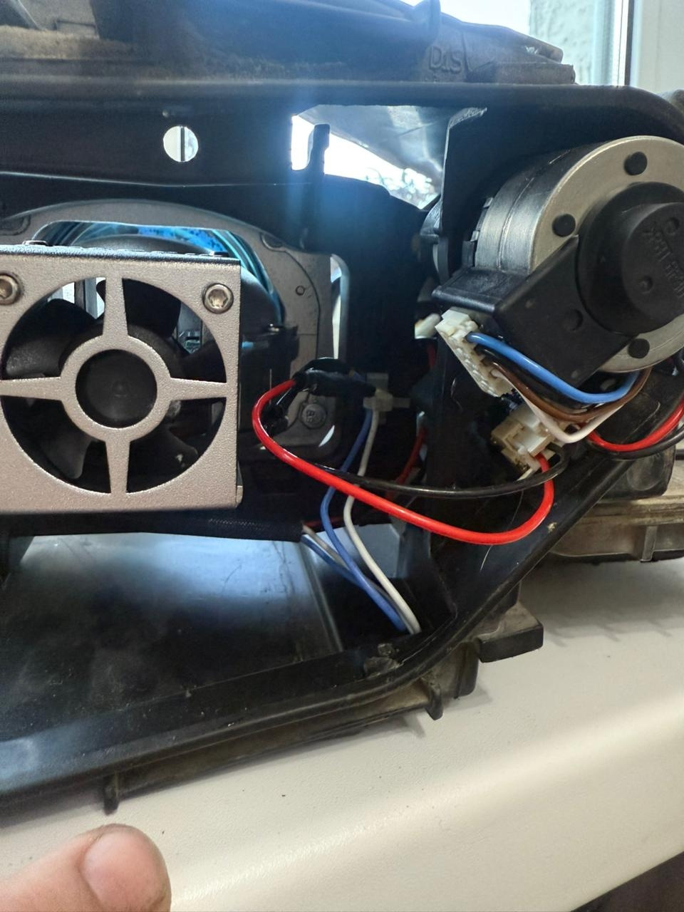 Тут уже от шторки заводской на линзу белый плюс синий минус уже. — Audi Q7 (1G)