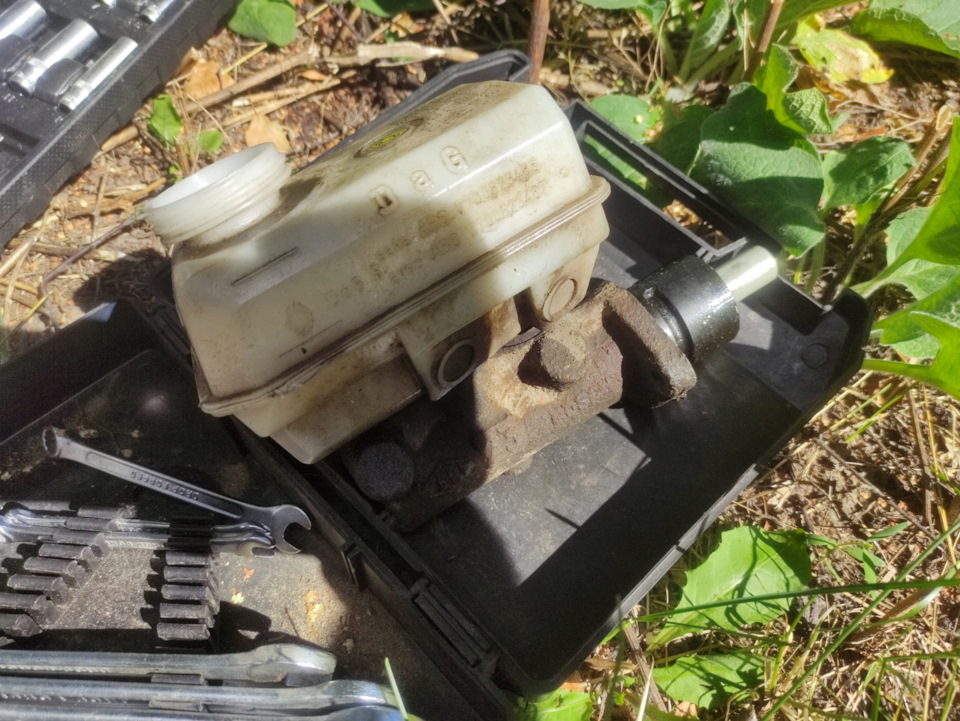 Замена прокладок на главном тормозном цилиндре. Часть 1 — Renault ...