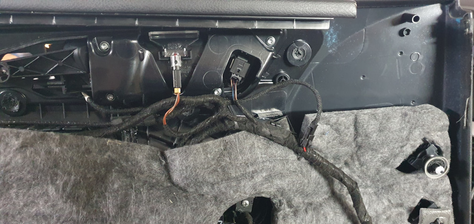 присоединяем и крепим проводку — Audi Q5 (1G)