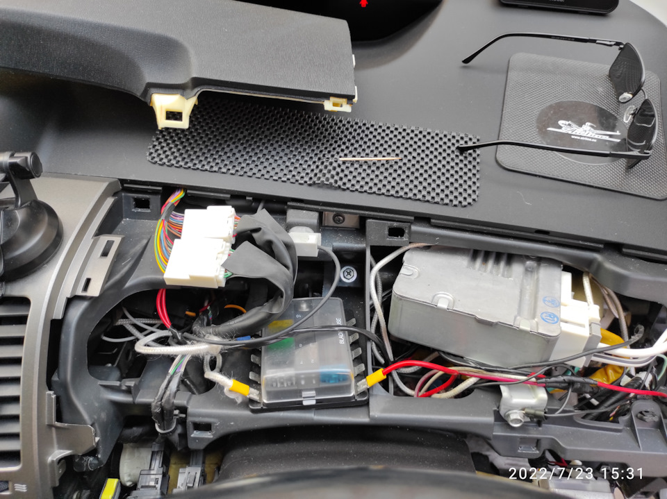 2 К этой коробочке идет прямой плюс от аккумулятора, через реле. — Toyota Prius (20)