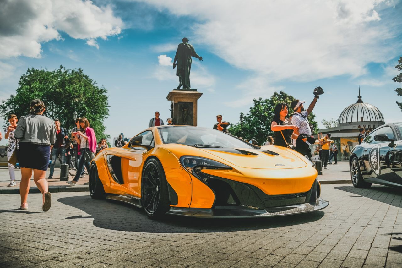 Статусная тачка. Суперкары Украины фото. Супер машины Украины. Тусовка спорткар Фил Санкт Петербург.