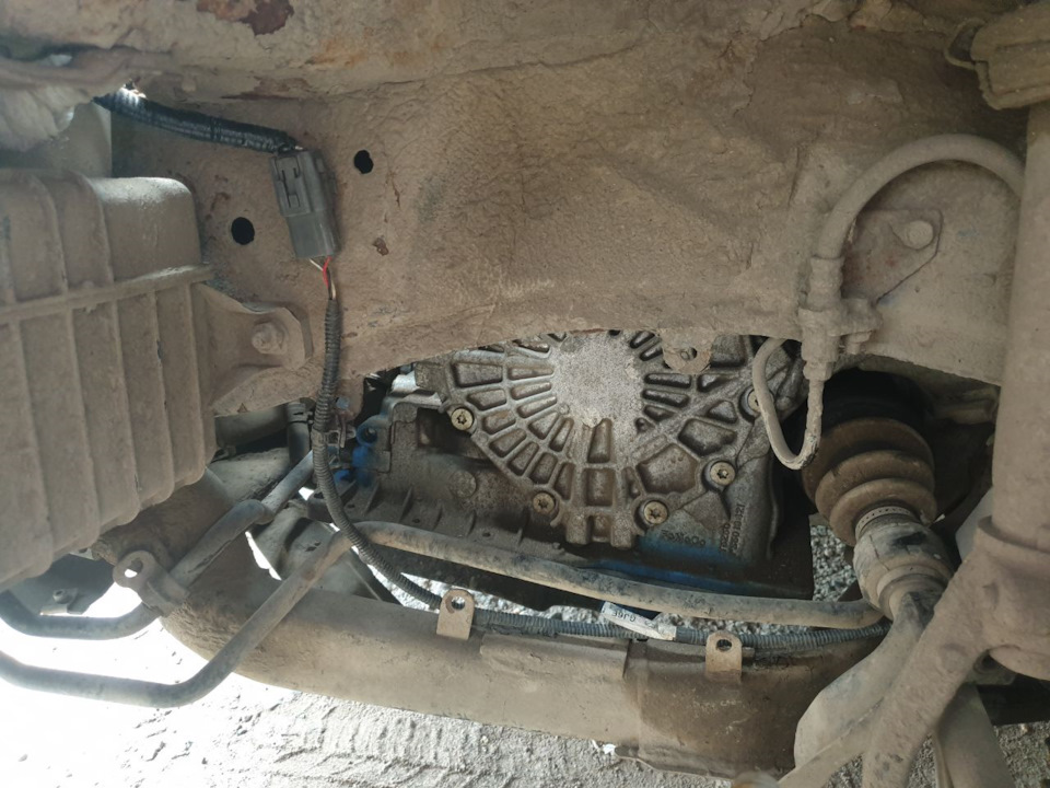 Ну и уложил, 1 отверстие прочистил, пистон у фишки втыкается в пыльник — Mazda 6 (1G) GG