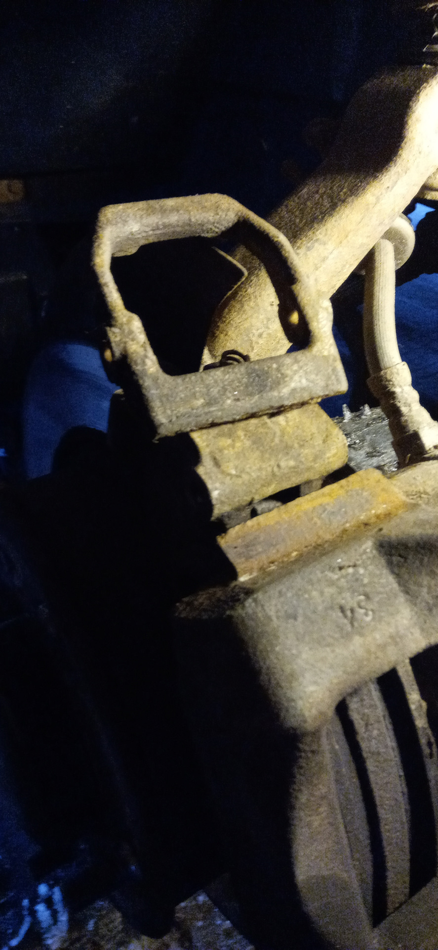 Замена передних тормозных колодок на Ниве — Chevrolet Niva, 1,7 л, 2005 ...