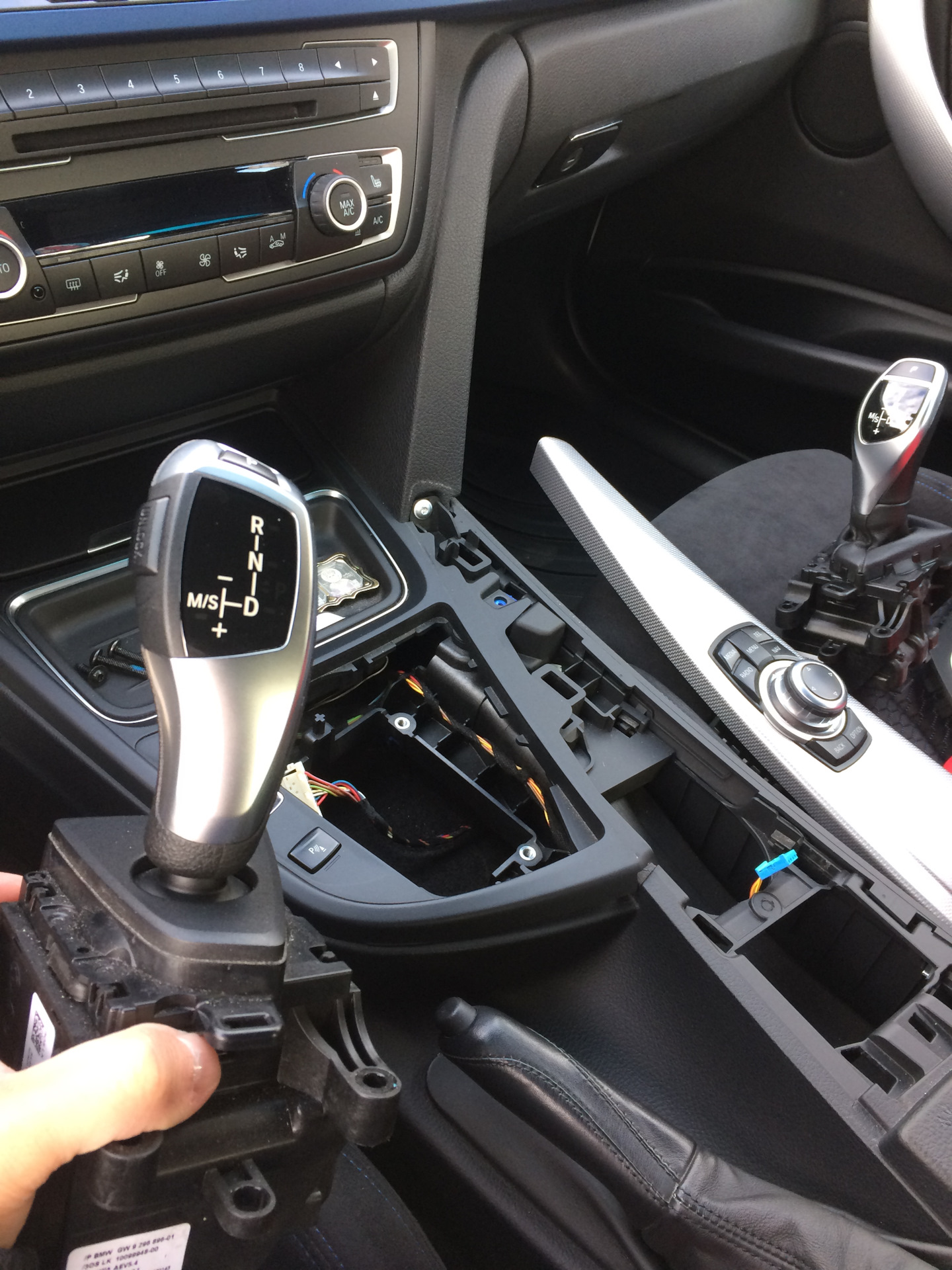 Спорт селектор. Хрустальный селектор БМВ f30. Как разобрать селектор переключатель Меган. Как снять селектор на БМВ Е 38.