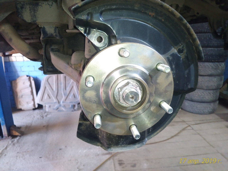 ну пока я 2 часа катался за новыми дисками тормозными — Андрюха водрузил все новое на место — Mitsubishi Pajero (4G)