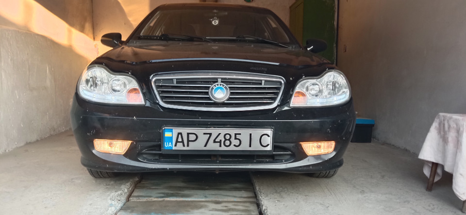 Замена лампочек в противотуманках — Geely CK, 1,5 л., 2013 года ...