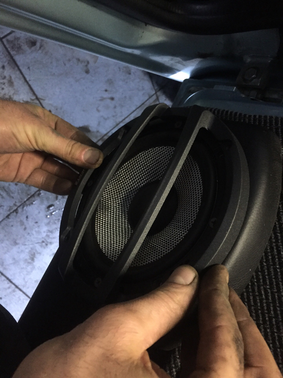 Замена акустических сеток на алюминиевые грили Hertz Miele — Volkswagen ...