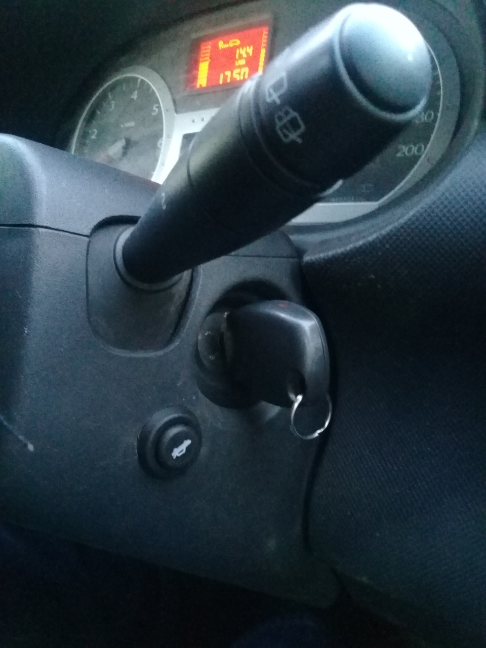 Кнопка запуска двс — Lada Ларгус, 1,6 л, 2014 года | стайлинг | DRIVE2