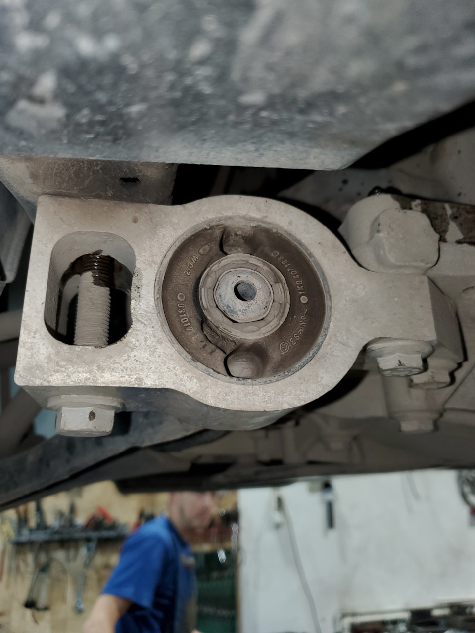 Замена задних с/б передних рычагов — Volkswagen Tiguan (1G), 2 л, 2015 ...