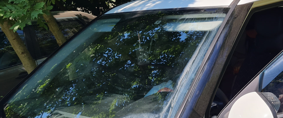 а вот мой автомобиль постоявший в жаре под деревьями, новые щетки и омывайка на ура справились с смолянистыми каплями и дорожной пылью — Hyundai Creta (1G)