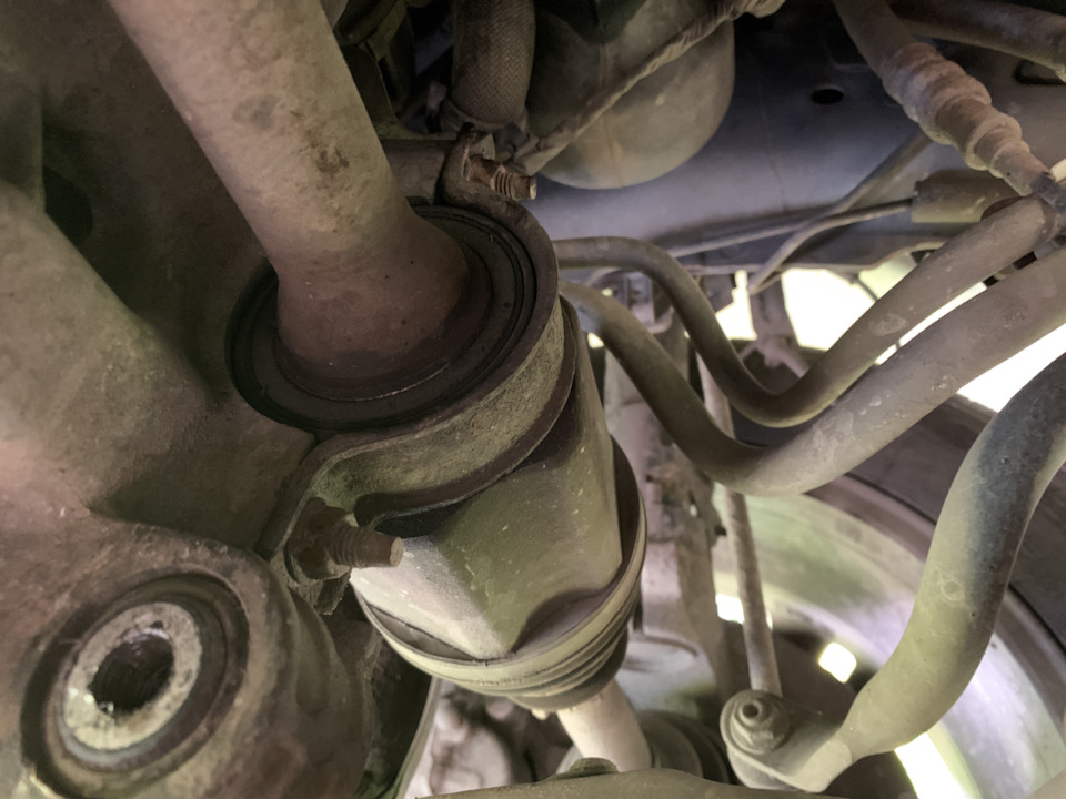 Подвесной подшипник и прижимная скоба. — Land Rover Freelander 2 (L359)