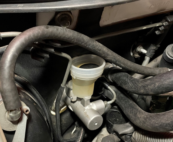 ГЦС. Главный цилиндр взят от LC100, он 3/4. Только нужно заменить бачок, не предусмотрел это. Позже исправлю. В идеале оставить свой, с выносом который. — Toyota Altezza. Запчасти на фото: LC100